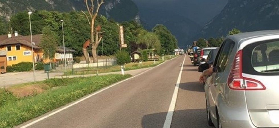 Incidente in Valsugana, un camion perde la ruota che colpisce un'auto
